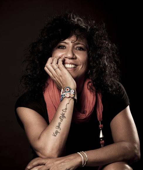 "No me gustan las etiquetas, creo en la música viva que resume lo que sientes"