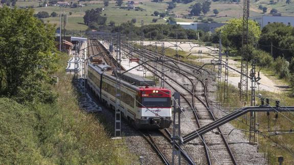 Fomento da el último paso antes de licitar la doble vía entre Santander y Torrelavega