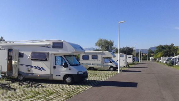 Las autocaravanas podrán aparcar en Las Llamas este verano