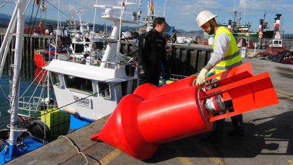 Tres nuevas boyas de babor marcan la canal de entrada al puerto de Santoña