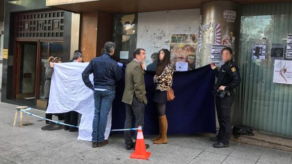 Encuentran el cadáver de un indigente dentro de su saco de dormir en la calle Santa Lucía