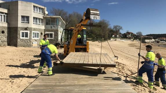 Primeros pasos para la reparación de la pasarela de la playa de La Magdalena