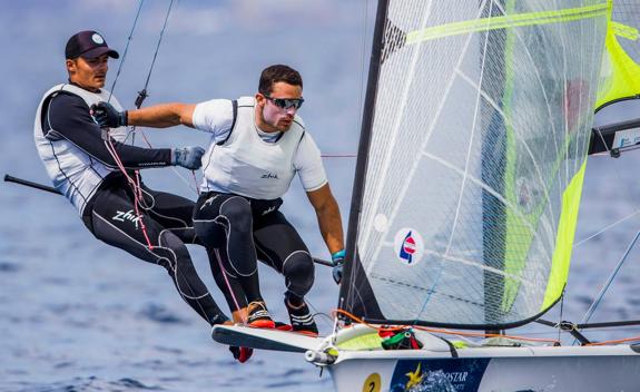 A un solo punto del liderato