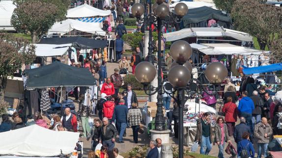 Los vendedores del mercado de Maliaño en pie de guerra contra el Ayuntamiento