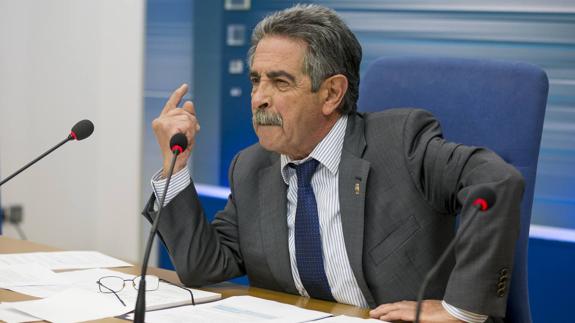 Revilla está "indignado, enfadado y decepcionado" por el "maltrato a Cantabria"