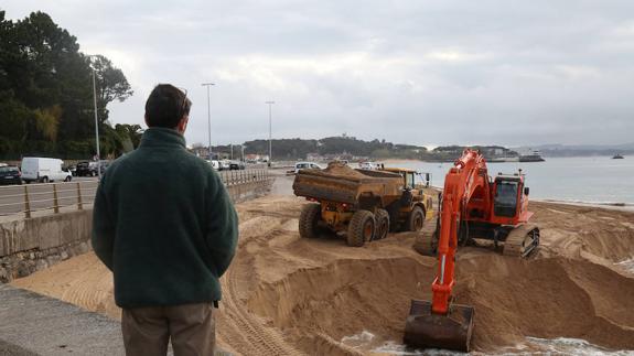 Medio Ambiente rellena La Magdalena con 6.000 metros cúbicos de arena