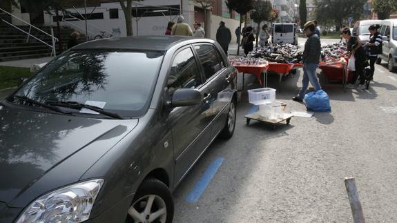 Los 'jueveros' de Castro piden una grúa para retirar los coches mal aparcados