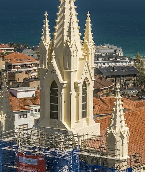 La iglesia neogótica del Alto de Miranda vuelve a lucir entre andamios