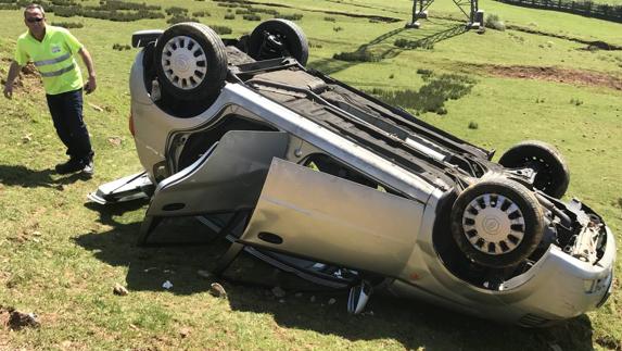 Vuelca un coche en Cabárceno