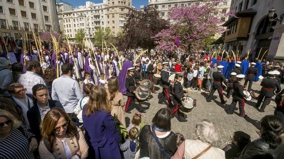 Domingo de Ramos soleado con el paso de 'la borriquilla'