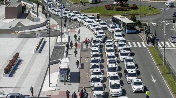 Los taxistas pararán el próximo 26 de abril en protesta por el "intrusismo"