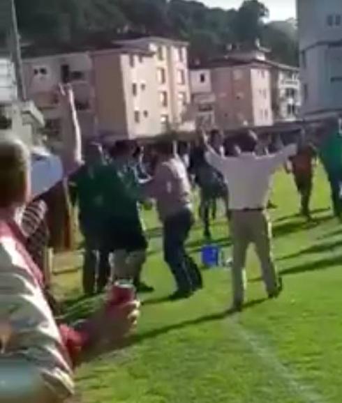 El Laredo-Solares de juveniles termina con una pelea entre público y jugadores