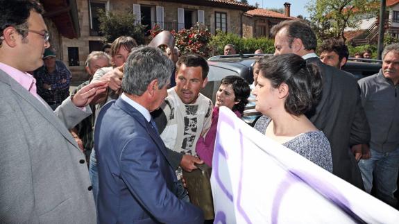 Ganaderos de Cabuérniga increpan a Revilla en Ruente