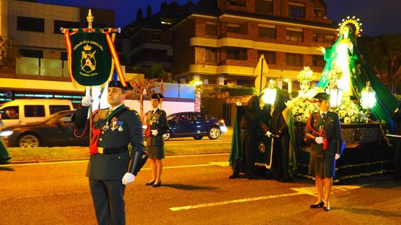Decenas de personas siguieron las procesiones de la Oración y La Esperanza