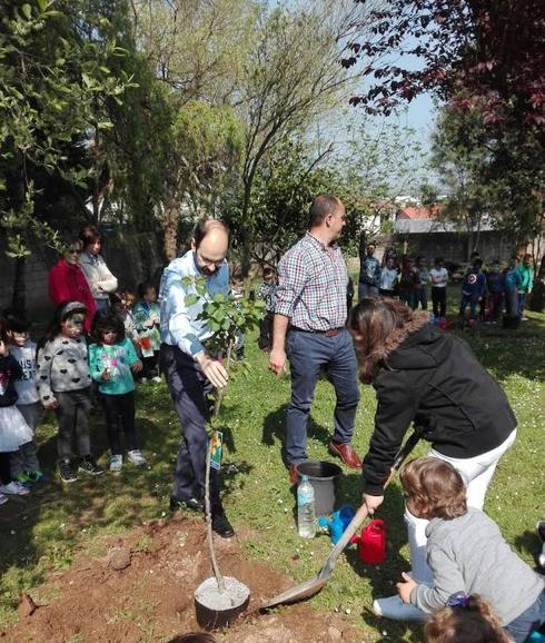 El colegio Manuel Liaño de Torrelavega celebra el Día del Árbol