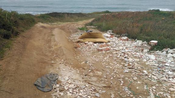 Vertederos junto a la Virgen del Mar