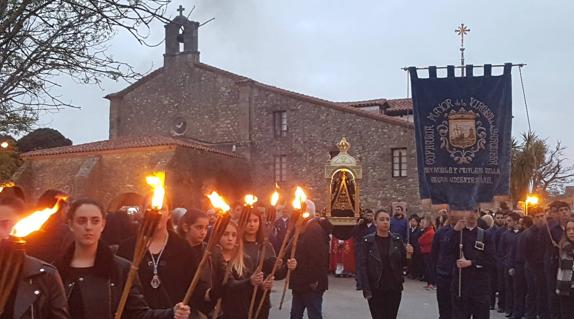 San Vicente acompañó a su patrona en la procesión de Las Antorchas