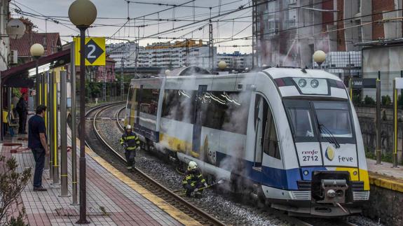 Un tren de FEVE se incendia en Maliaño y obliga a trasladar a 60 viajeros en bus