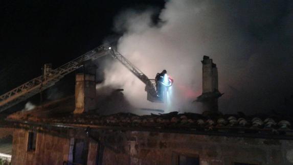 Un incendio destruye una casa de Valderredible y otro quema un restaurante de Santoña