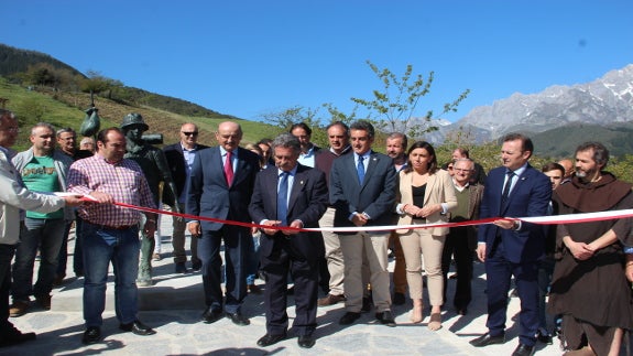 Revilla dice que "la gran prioridad de Cantabria" es mejorar la carretera hasta Liébana