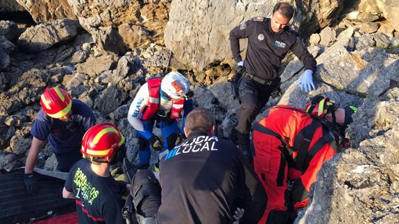 El niño que cayó por un acantilado permanece en la UCI con pronóstico reservado