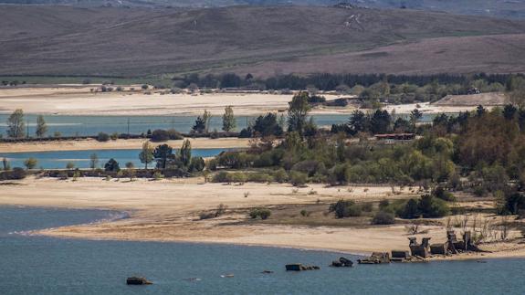 La sequía deja el pantano del Ebro con la mitad de agua que hace justo un año