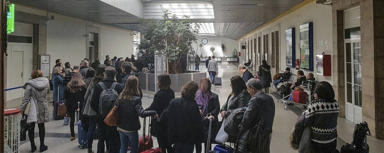 Once trenes afectados por el corte de la vía que se ha prolongado siete horas