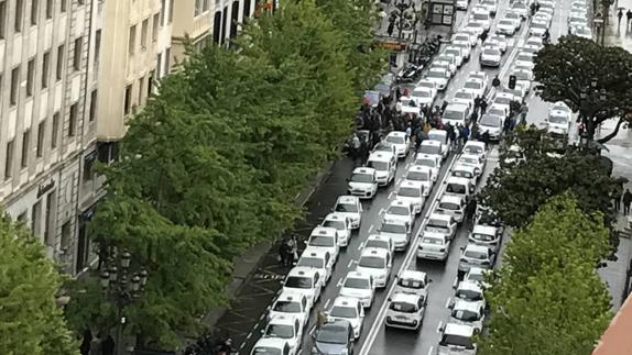 Los taxis ocupan el centro de Santander