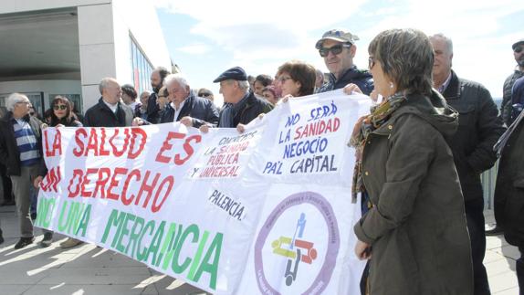 500 personas exigen un convenio para que se atienda en Tres Mares a la población del norte de Palencia y de Burgos