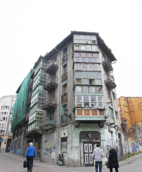 El derribo de un edificio en la calle San Pedro acaba con otra parte de la historia del Cabildo