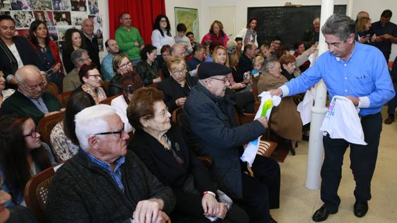 Revilla reivindica "una vida digna para los mayores, con una buena sanidad, buenos hospitales y residencias"