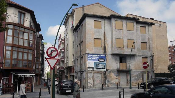 Una cooperativa construirá diez viviendas junto a la Plaza de La Llama