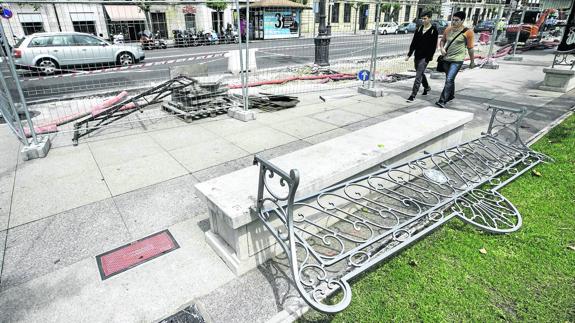 Aparece roto uno de los bancos históricos de los Jardines de Pereda