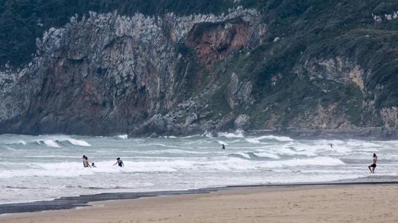 Nueve playas cántabras, distinguidas con la bandera azul