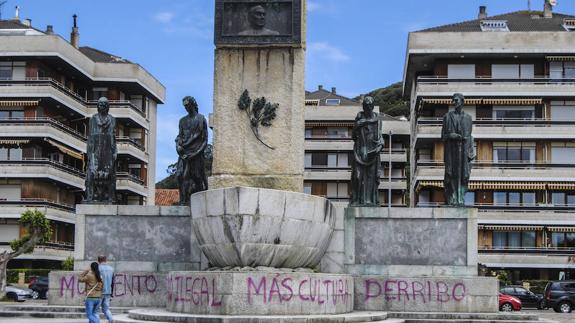 El monumento a Carrero Blanco de Santoña, objeto de nuevas pintadas antifascistas