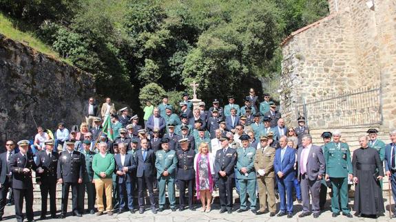 Multitudinario homenaje a las víctimas del terrorismo en Camaleño