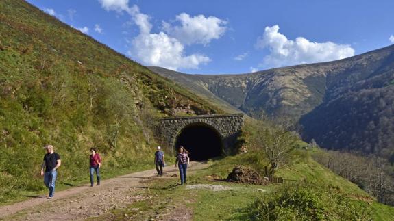 El Parlamento se une para impulsar el proyecto de recuperación de La Engaña