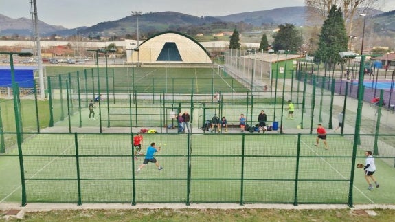 Los Corrales licita la cubierta de las pistas de padel del complejo municipal de deportes