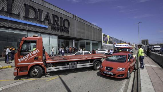 Ileso tras un espectacular accidente en la avenida de Parayas