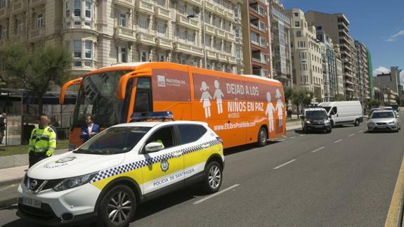 El polémico autobús de HazteOír pasa desapercibido por Cantabria