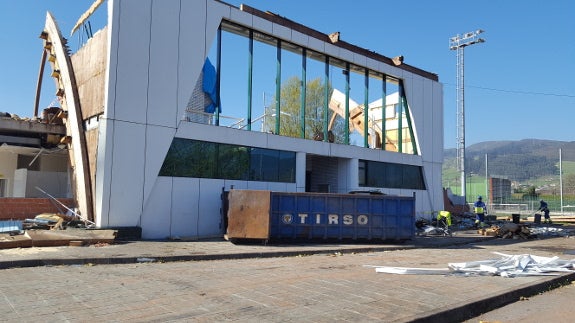 La piscina climatizada de Los Corrales ralentiza las obras a la espera de nuevo material