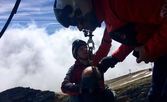Rescatado en helicóptero un montañero que resbaló por un nevero en Brañavieja