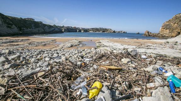 Basuras y vertederos incontrolados colonizan el litoral cántabro