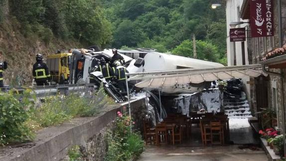 Muere un cántabro al volcar su camión, que vierte 18.000 litros de gasoil al río Cares