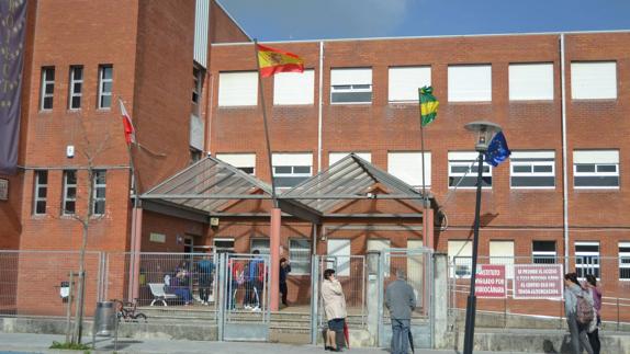 La saturación del instituto de Colindres obliga a dar clases en la biblioteca