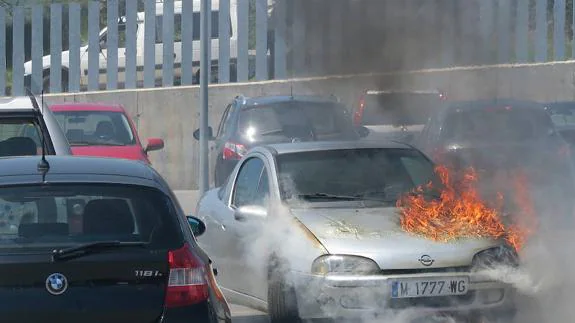 Un coche se incendia en el aparcamiento del Hospital Tres Mares