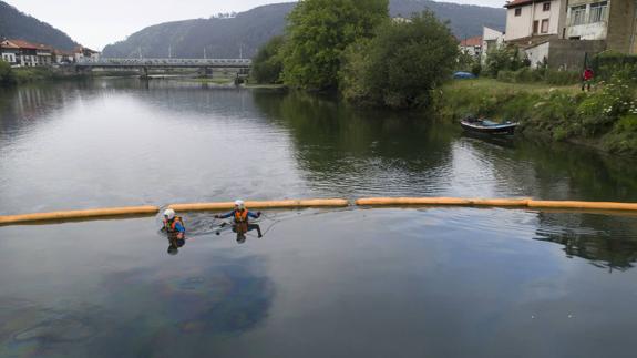 El vertido en el Deva obliga a cancelar varias actividades turísticas en el río