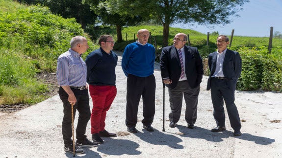 Oria visita las obras de dos caminos realizados en San Felices de Buelna