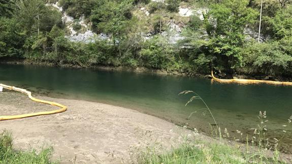 Replegadas las barreras de contención de vertidos del río Deva
