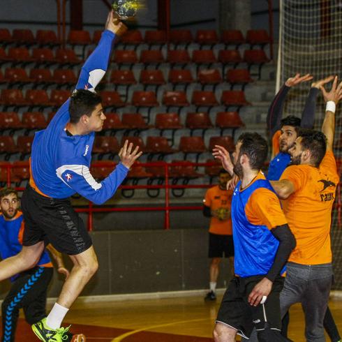 Primer asalto hacia la gloria del Balonmano Torrelavega